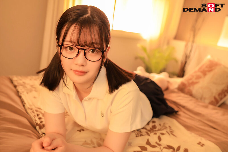 メガネ姿の橋本りこ