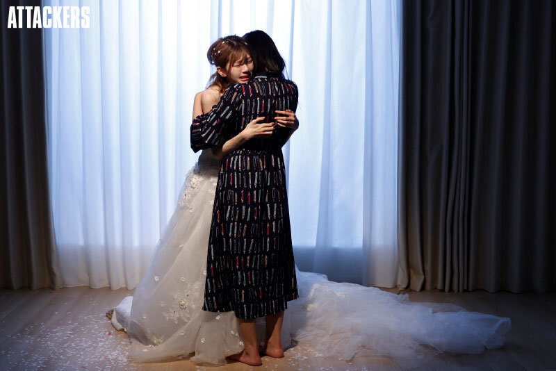 神納花と抱き合う有坂深雪